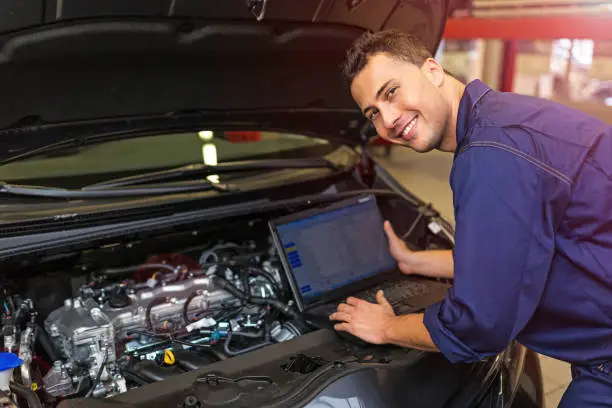 فحص كمبيوتر السيارات وتشخيص الأعطال في الكويت